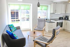 a living room with a couch and chairs and a table at Hopkas Stall in Lübbenau