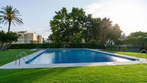 una piscina en medio de un patio en Sun & Luxury at Guadalmar Beach, en Málaga
