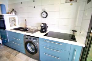 una cucina con lavatrice e lavandino di Ref EGEE - Palmes d'Or Properties a Cannes