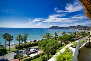 Una vista del océano desde el balcón de un resort. en Ref EGEE - Palmes d'Or Properties, en Cannes