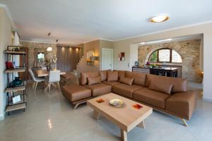 Posezení v ubytování Villa Ozias a modern,spacious, swimmig pool villa.