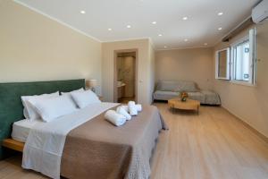 Posteľ alebo postele v izbe v ubytovaní Villa Ozias a modern,spacious, swimmig pool villa.