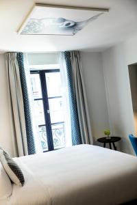 パリにあるルネサンス パリ ヴァンドーム ホテルのベッドルーム(ベッド1台、窓付)