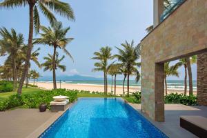ダナンにあるDanang Marriott Resort & Spaのビーチを望むスイミングプール