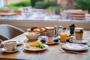 バート・ラウターベルクにあるFamilien Apartmenthotel Panoramicのテーブル(朝食用の食品、ドリンク付)