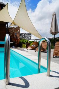 - Piscina con sombrilla y sillas en Aura Lux Holiday Home with Pool en Lopatinec