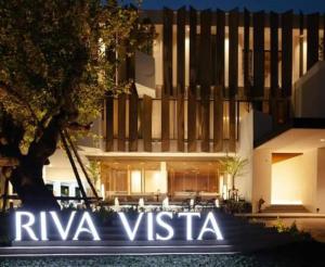 um edifício com uma placa que diz visto riya em Riva Vista Riverfront Resort Chiang Rai em Ban Fang Min