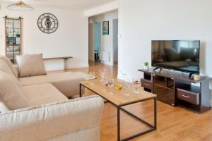 TV a/nebo společenská místnost v ubytování À 100m du port de Loctudy, bel appartement pour 6