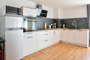 Kuchyň nebo kuchyňský kout v ubytování À 100m du port de Loctudy, bel appartement pour 6 + 9 fotografií