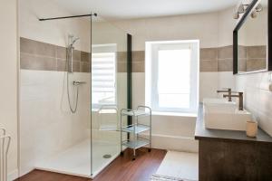 un bagno con doccia in vetro e lavandino di À 100m du port de Loctudy, bel appartement pour 6 a Loctudy
