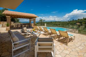 Bazén v ubytovaní Villa Ozias a modern,spacious, swimmig pool villa. alebo v jeho blízkosti
