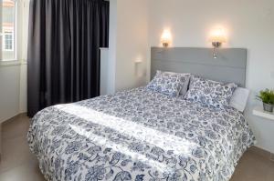 メレナラにあるEl Refugio de Pilarのベッドルーム1室(青と白の掛け布団付きのベッド1台付)
