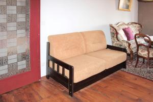 ein Sofa im Wohnzimmer mit 2 Stühlen in der Unterkunft Haus Zeitlos Ferienwohnung Zeitreise in Lübbenau