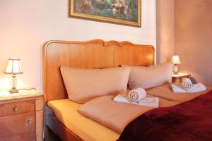 ein Schlafzimmer mit einem Bett mit Handtüchern darauf in der Unterkunft Haus Zeitlos Ferienwohnung Zeitreise in Lübbenau