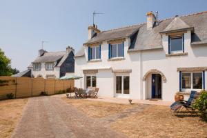 an external view of a house with a patio at Parenthese bretonne a Penmarch in Penmarcʼh