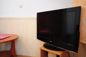 Televízia a/alebo spoločenská miestnosť v ubytovaní Hotel Wysoka Brama