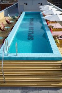 Swimming pool sa o malapit sa The Social Hub Toulouse