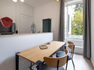 uma cozinha com mesa e cadeiras e uma janela em Luxury Apartment "Le Raffiné" - Lyon Part-Dieu - Dreamy Flat Lyon em Lyon
