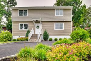 Glen CoveにあるGlen Cove Vacation Rental Less Than 1 Mi to Downtown!の玄関の御殿