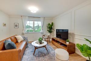 A seating area at Glen Cove Vacation Rental Less Than 1 Mi to Downtown!