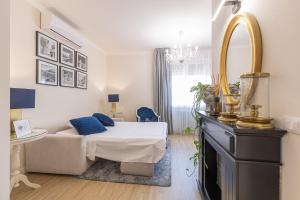 un dormitorio con una cama y un espejo en CRYS: Apartments, Holiday, Business, Blu, en Verona