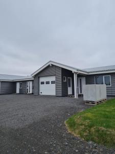 uma casa grande com garagem e entrada em FLOWER HOUSE em Hvolsvöllur