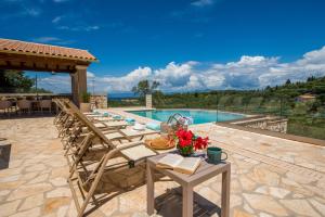 Bazén v ubytovaní Villa Ozias a modern,spacious, swimmig pool villa. alebo v jeho blízkosti