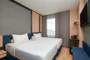 Postel nebo postele na pokoji v ubytování ibis Surabaya Tidar