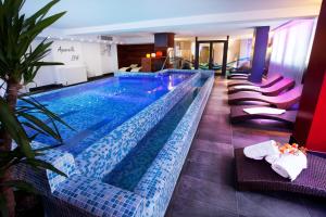 Бассейн в Acta Arthotel или поблизости