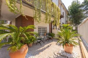 Un patio con plantas frente a un edificio. en CRYS: Apartments, Holiday, Business, Blu, en Verona