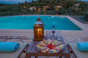 Bazén v ubytovaní Villa Ozias a modern,spacious, swimmig pool villa. alebo v jeho blízkosti