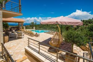 Bazén v ubytovaní Villa Ozias a modern,spacious, swimmig pool villa. alebo v jeho blízkosti
