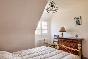パンマールにある700m plage - maison pour 8 - Grand jardinのベッドとドレッサーと窓のある寝室