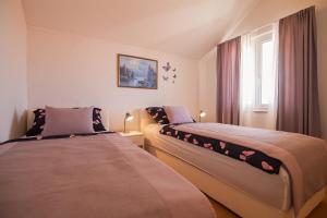 1 dormitorio con 2 camas y ventana en Aurora Apartments, en Bol