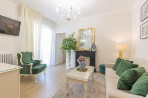 un soggiorno con divano e tavolo di CRYS: Apartments, Holiday, Business, Verde a Verona