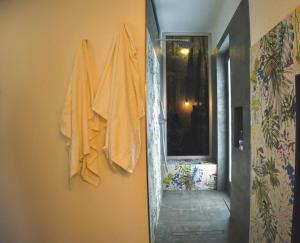 een hal met een handdoek aan een muur bij Casa Piazzetta Camilleri in Porto Empedocle
