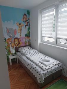 1 dormitorio con 1 cama en la esquina de una habitación en Apartman Stil, en Višegrad