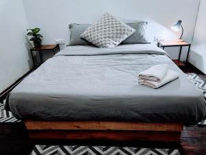 una camera da letto con un grande letto con due tavoli di Upspot Kuching Waterfront Premium Hostel a Kuching