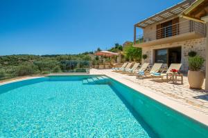 Bazén v ubytovaní Villa Ozias a modern,spacious, swimmig pool villa. alebo v jeho blízkosti