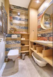 グディニャにあるSea Apartment Gdyniaのバスルーム(トイレ、洗面台付)