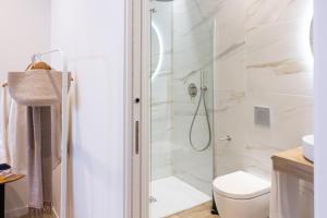 uma casa de banho com um chuveiro e um WC. em VLC Host - Vels i Mar em Valência