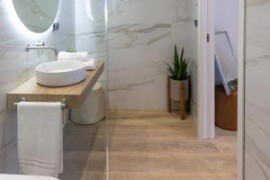 uma casa de banho com um lavatório branco e um WC. em VLC Host - Vels i Mar em Valência