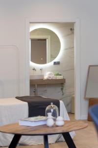 um quarto com uma cama e uma mesa com um espelho em VLC Host - Vels i Mar em Valência