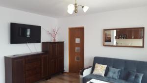Televízia a/alebo spoločenská miestnosť v ubytovaní APARTHOTEL Apartamenty KORONA noclegi przy Termach Cieplickich 10proc rabatu do TERM Jelenia Góra Cieplice