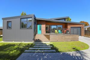 Casa moderna con patio delantero grande en Hannah's Bay Hideaway, en Rotorua