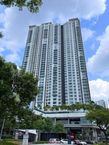 un edificio alto con coches estacionados frente a él en Tropicana Suite en Petaling Jaya