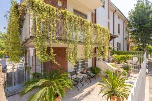 cortile con sedie e piante di fronte a un edificio di CRYS: Apartments, Holiday, Business, Verde a Verona