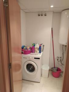 ein Bad mit einer Waschmaschine in einem Zimmer in der Unterkunft Luminoso y amplio apartamento con piscina in Llança