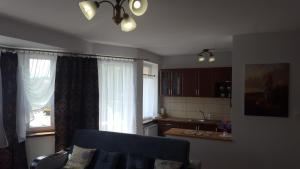 Kuchyňa alebo kuchynka v ubytovaní APARTHOTEL Apartamenty KORONA noclegi przy Termach Cieplickich 10proc rabatu do TERM Jelenia Góra Cieplice
