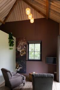 a living room with two chairs and a couch at De Slaaperij in Wilbertoord